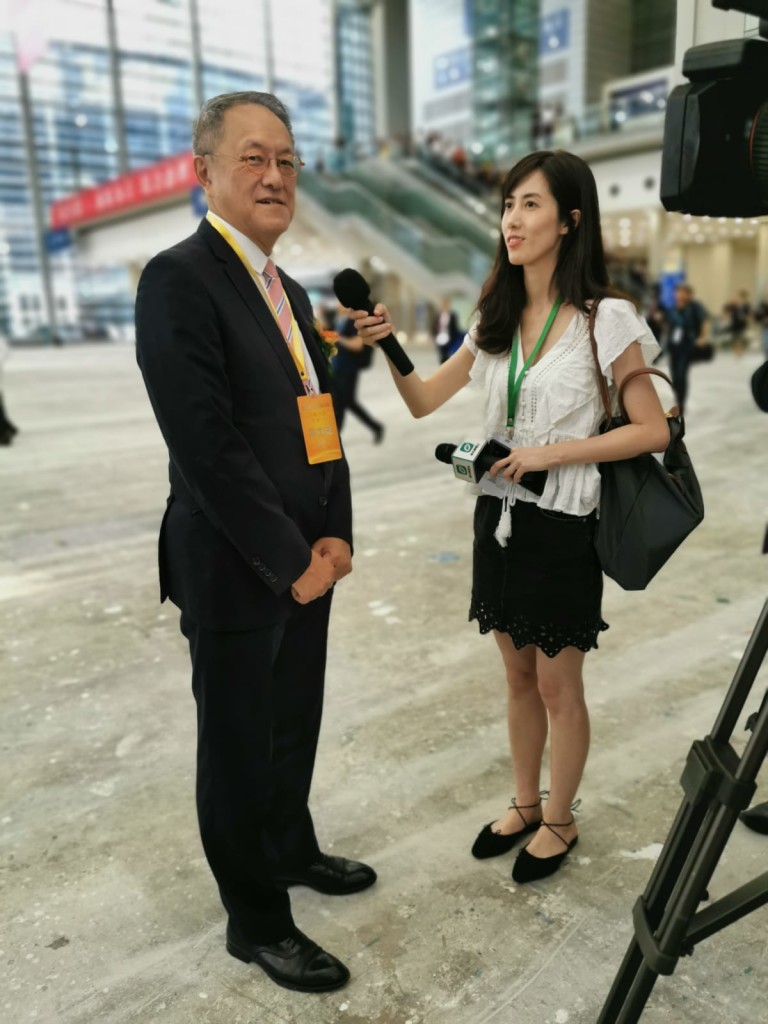 會長林宣亮（左）接受汕頭棷欖台訪問