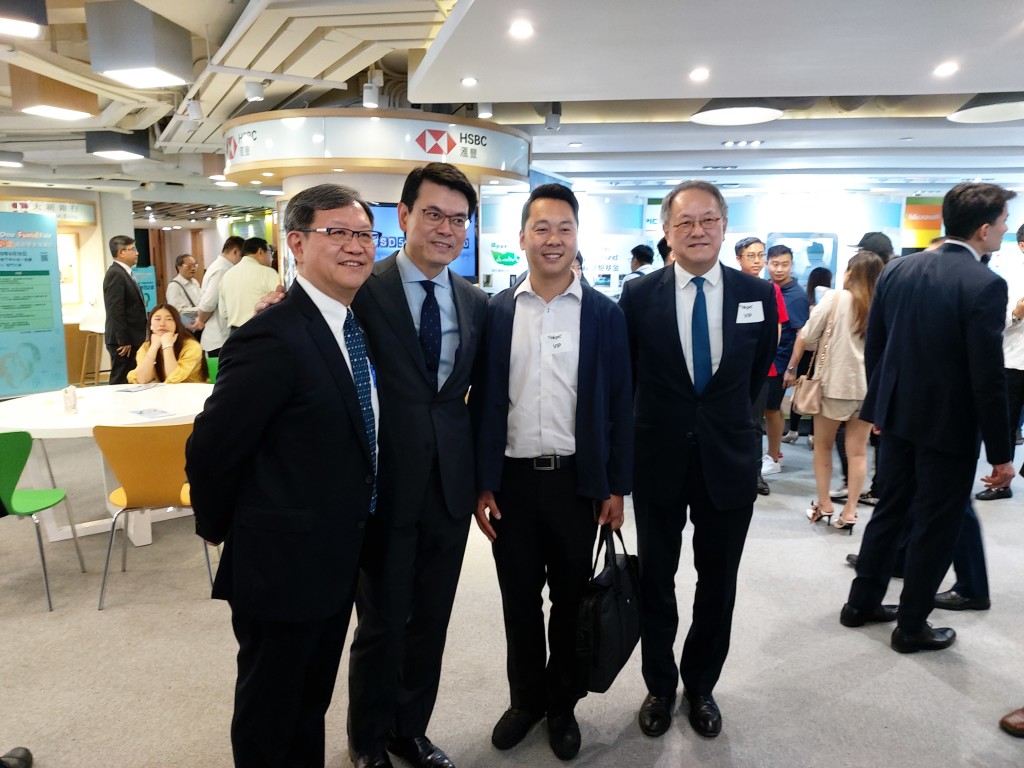 會長林宣亮（右一）與香港生產力促進局主席兼本會榮譽顧問林宣武（左一）及香港特區政府商務及經濟發展局局長邱騰華（左二）合照