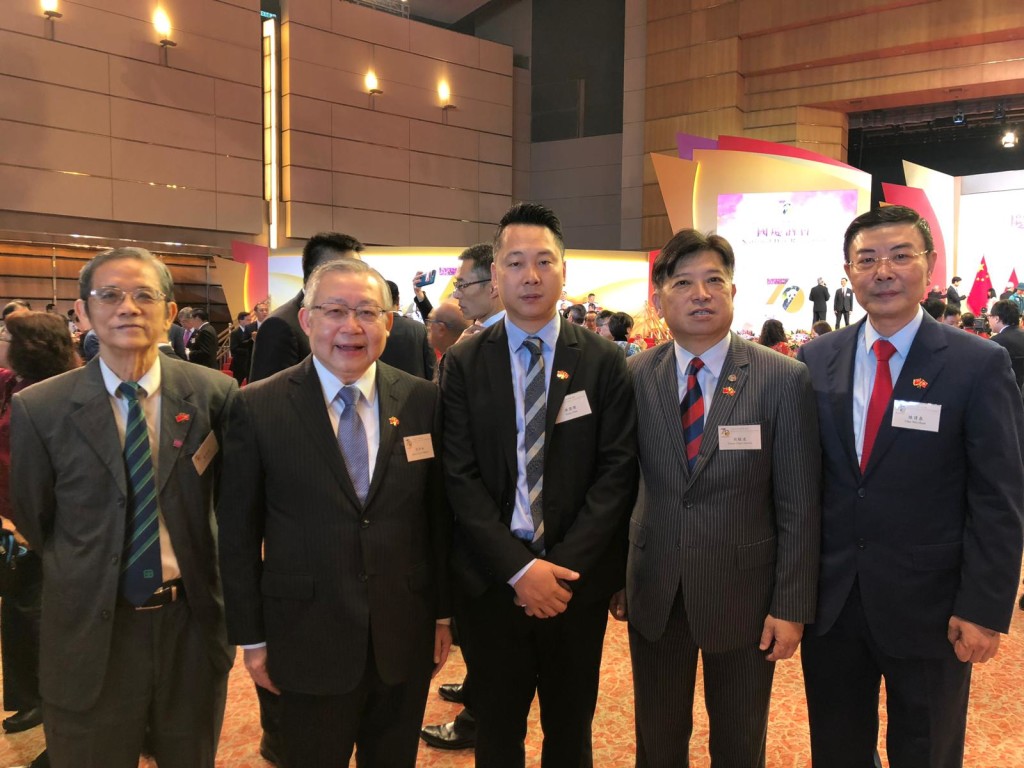 右起：常董陳偉泉、會董周駿達、青委陳偉傑、常董周卓如
