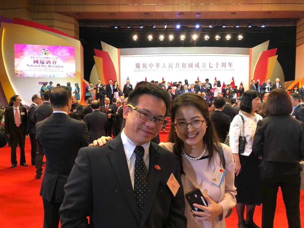 會董吳泰榮（左）與劉文文一同慶賀中華人民共和國成立七十周年