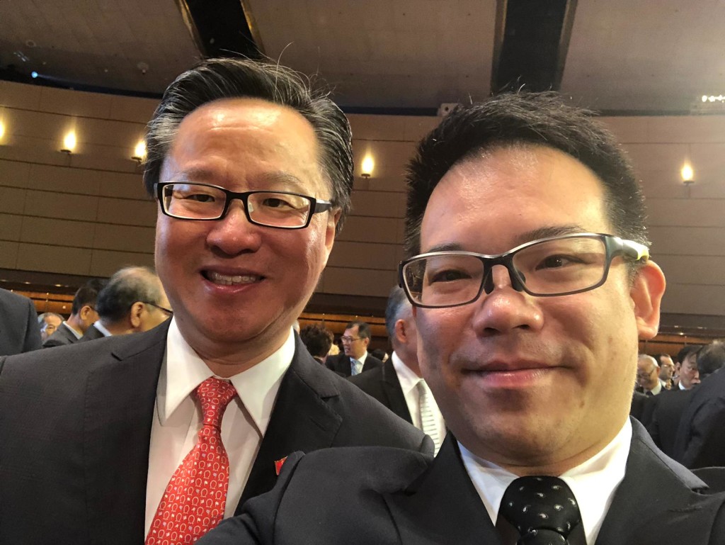 會董陳建年（左）與吳泰榮合照