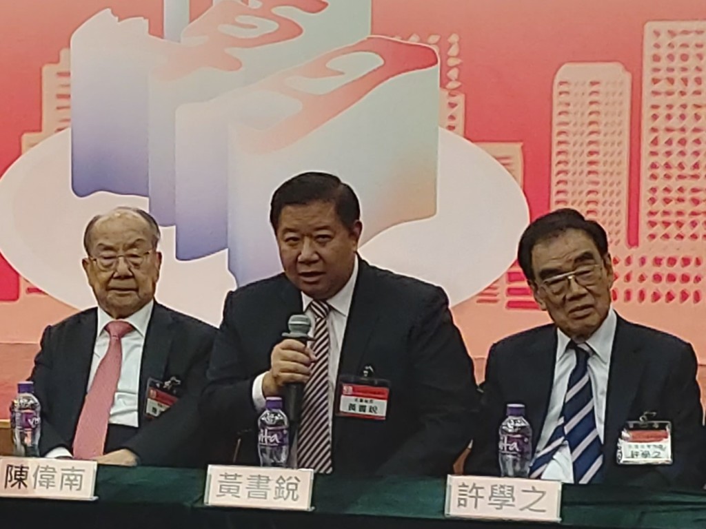 本會副會長兼組委會執行主席黃書銳（中）介紹大賽詳情