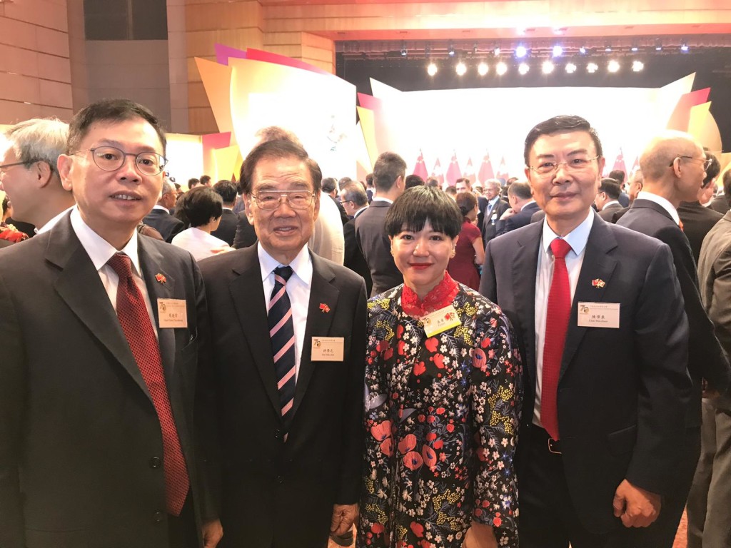 永遠榮譽會長許學之（左二）及常董陳偉泉（右一）與中西區民政事務專員黃何詠詩（中）合照