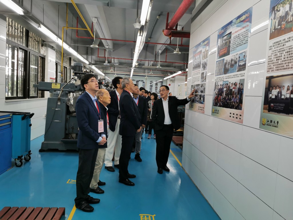 12. 牛小東教授向訪問團介紹汕大機械電子工程系CDIO創新實踐中心