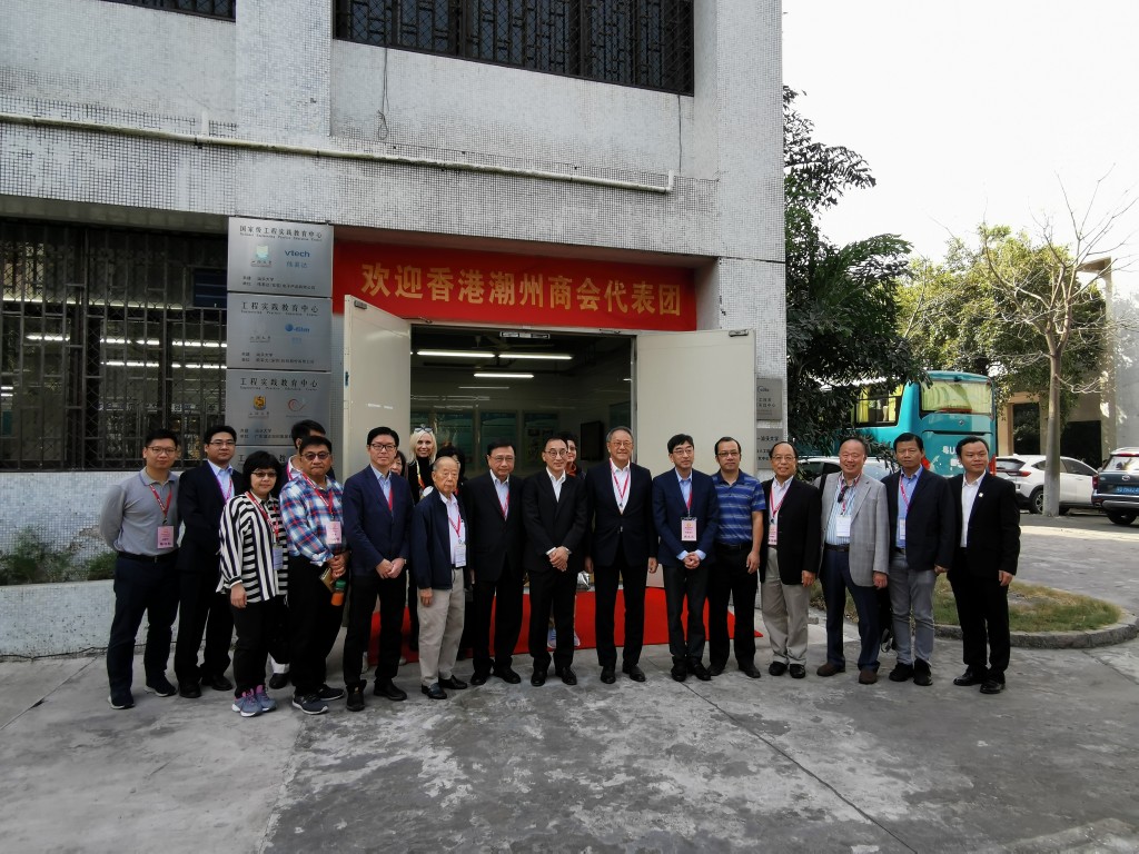 14. 在汕大智能製造實驗室門前合照
