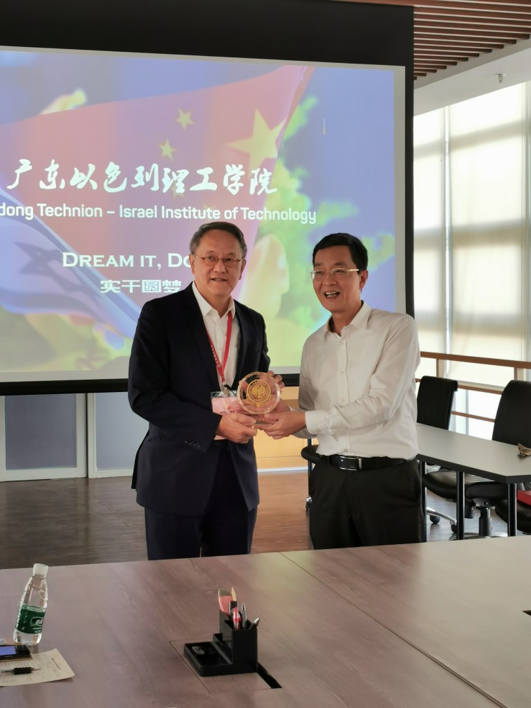 20. 會長林宣亮代表香港潮州商會向廣東以色列理工學院林丹明副校長致送紀念品