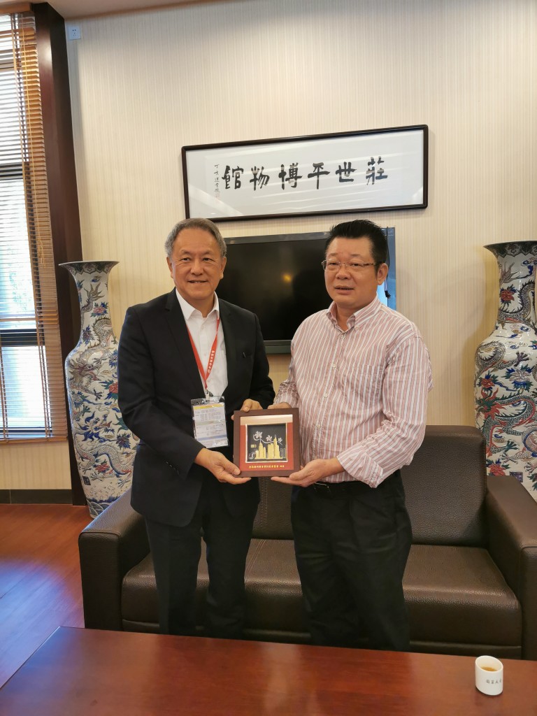 28. 會長林宣亮代表香港潮州商會向莊世平紀念館館長李文旭致送紀念品