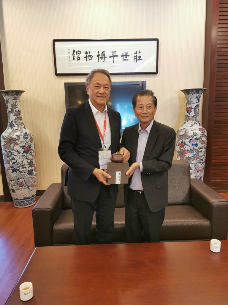 29. 會長林宣亮代表香港潮州商會向莊世平基金會副主席陳統金致送紀念品