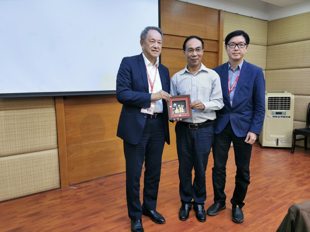 35. 會長林宣亮和常務會董胡炎松代表香港潮州商會向饒宗頤學術館館長陳偉明致送紀念品