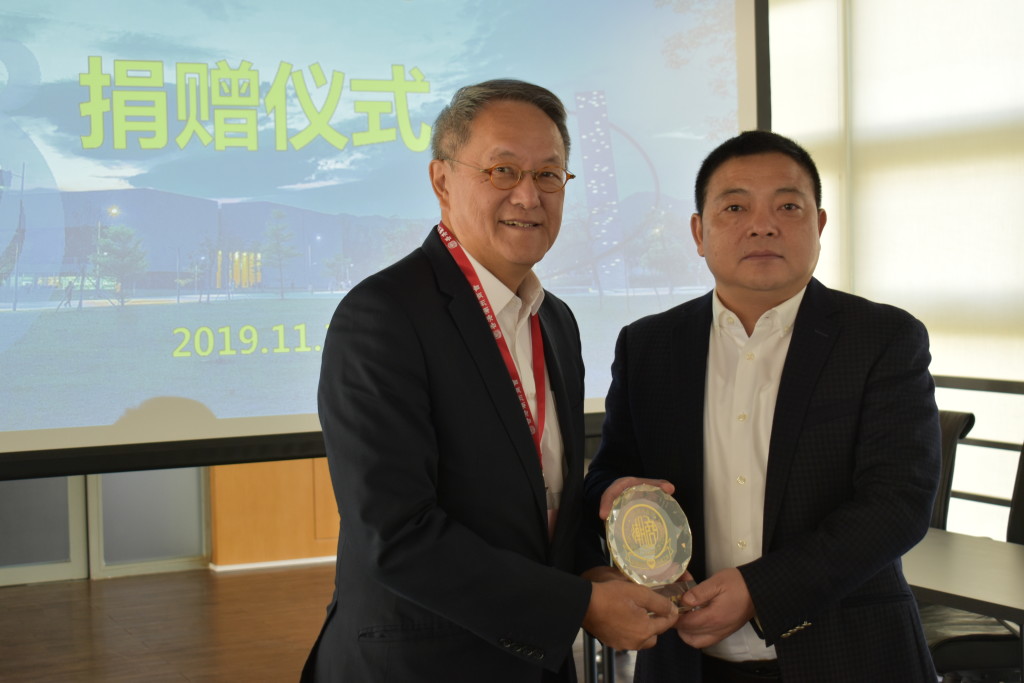 9. 會長林宣亮代表香港潮州商會向汕頭大學副校長劉文華致送紀念品