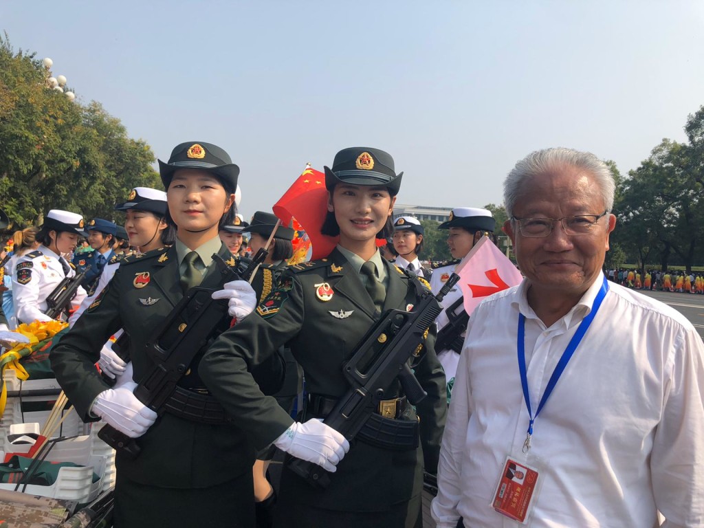 會董吳宏斌與英姿颯爽的女兵合照