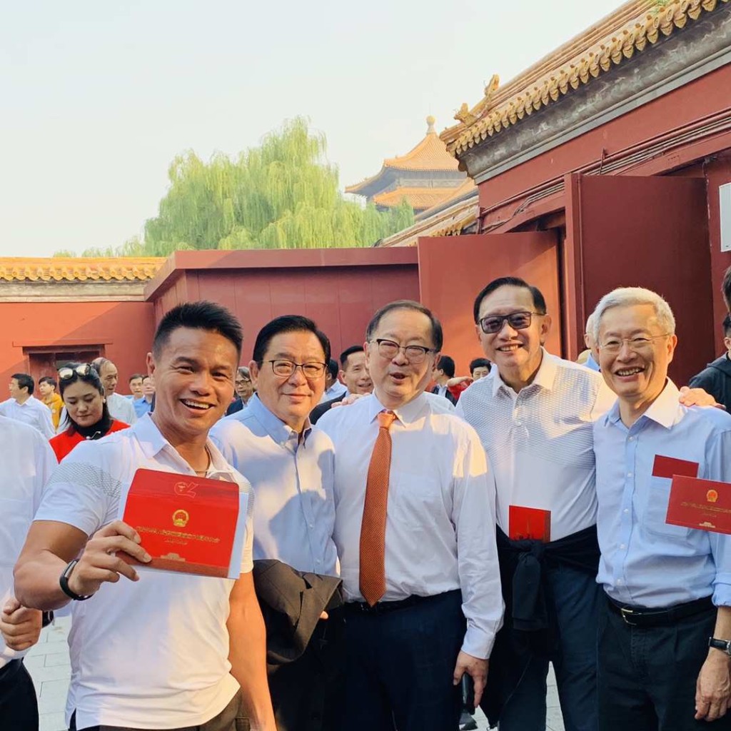 本會榮譽顧問劉炳章（右一），名譽顧問朱鼎健（左一）參加國慶閱兵儀式