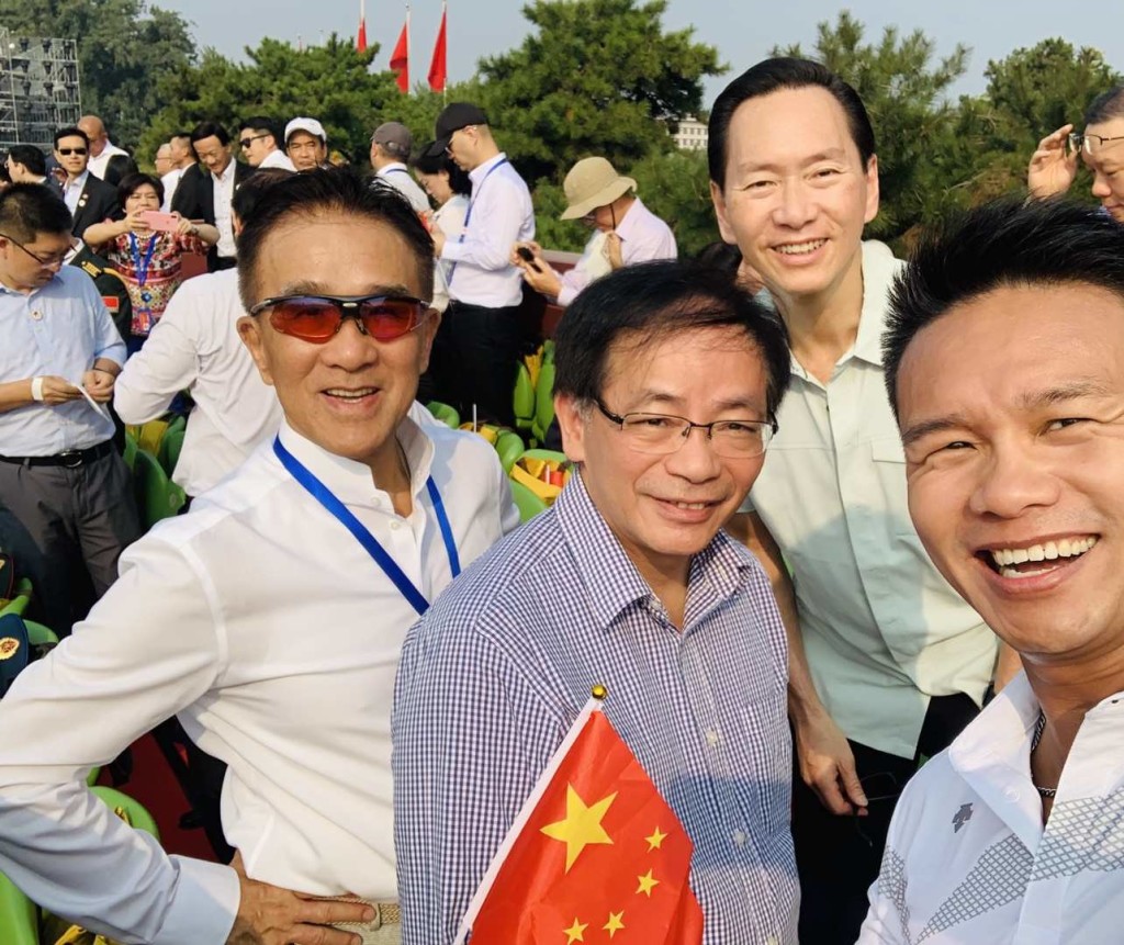 本會榮譽顧問陳智思（後排），名譽顧問朱鼎健（前排右）與其他香港代表合照