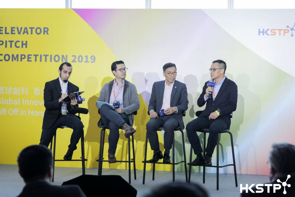 香港科技園公司行政總裁黃克強(右二)與Saltagen Ventures Managing Partner馮尚賢(左二) 及著名財經評論家陸羽仁 (右一)，探討全球科技初創投資機遇。