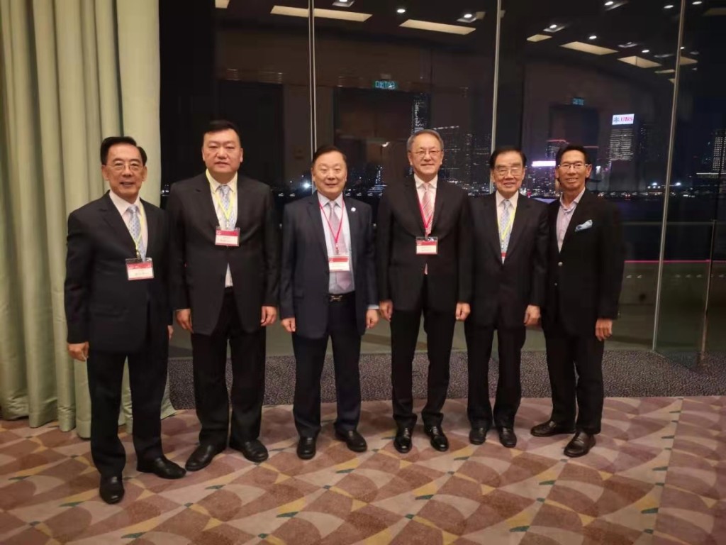 左起：本會副會長蔡少偉、永遠榮譽會長胡劍江、名譽顧問劉宗明、會長林宣亮、永遠榮譽會長許學之、副會長陳智文