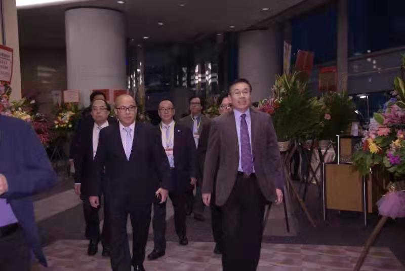 會長周厚立連同其他首長陪同中聯辦副主任何靖進入會場