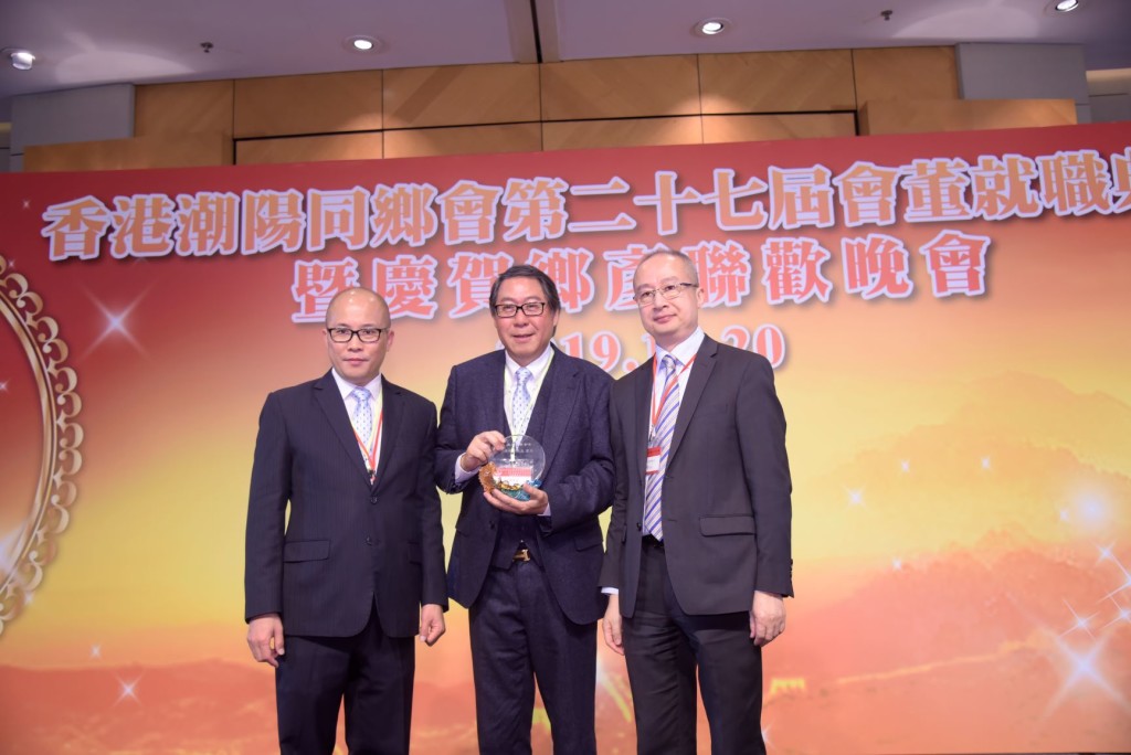 本會會董張敬川接受香港潮陽同鄉會會長周厚立（左）及中聯辦新界工作部部長李薊貽（右）頒授永遠名譽會長委任狀s