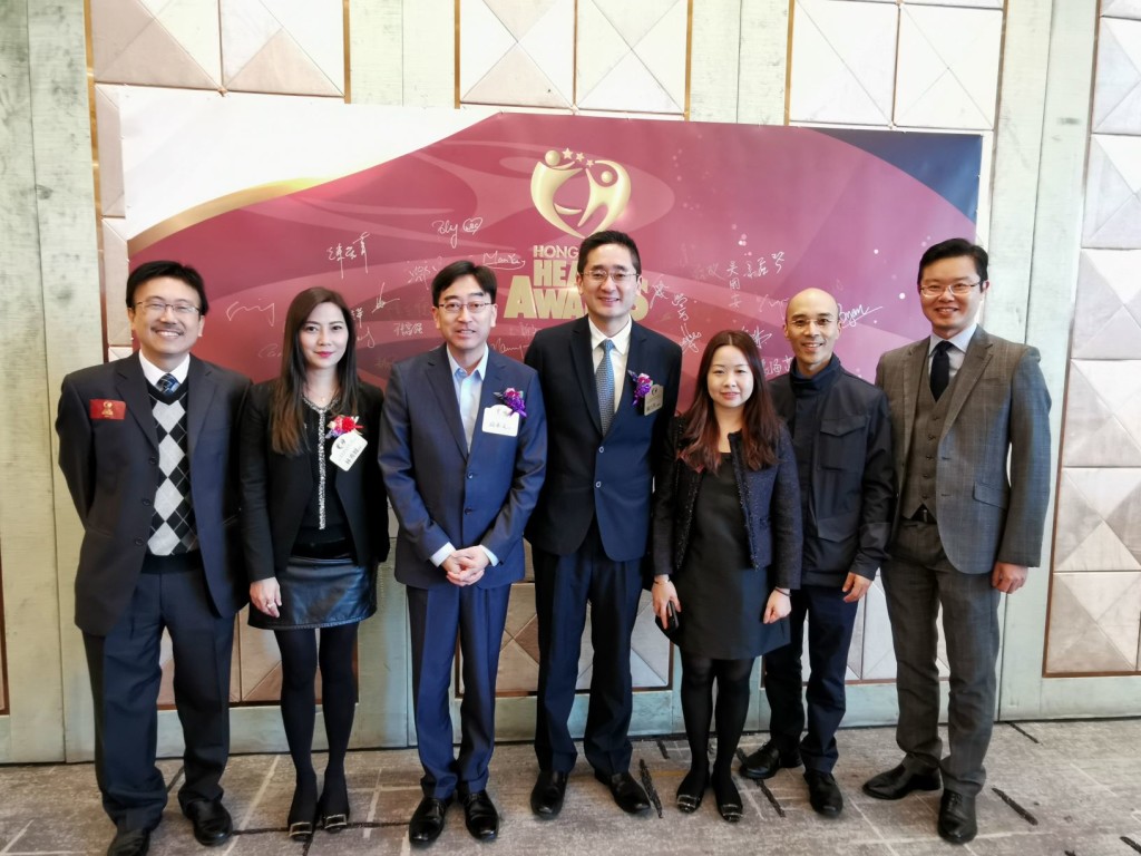 左二起：本會青委副主任林秀鳳，榮譽顧問高永文，商務及經濟發展局副局長陳百里，青委委員兼婦委委員許詠雯，青委委員呂慶森、蔡志鵬s