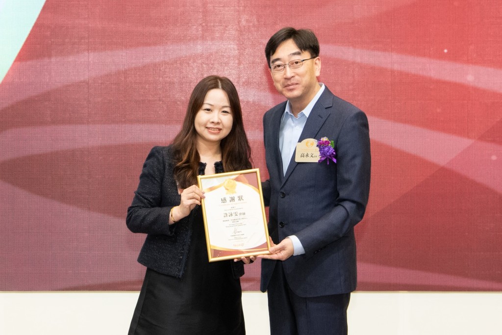 本會榮譽顧問高永文頒發感謝狀予本會婦委委員兼青委委員許詠雯