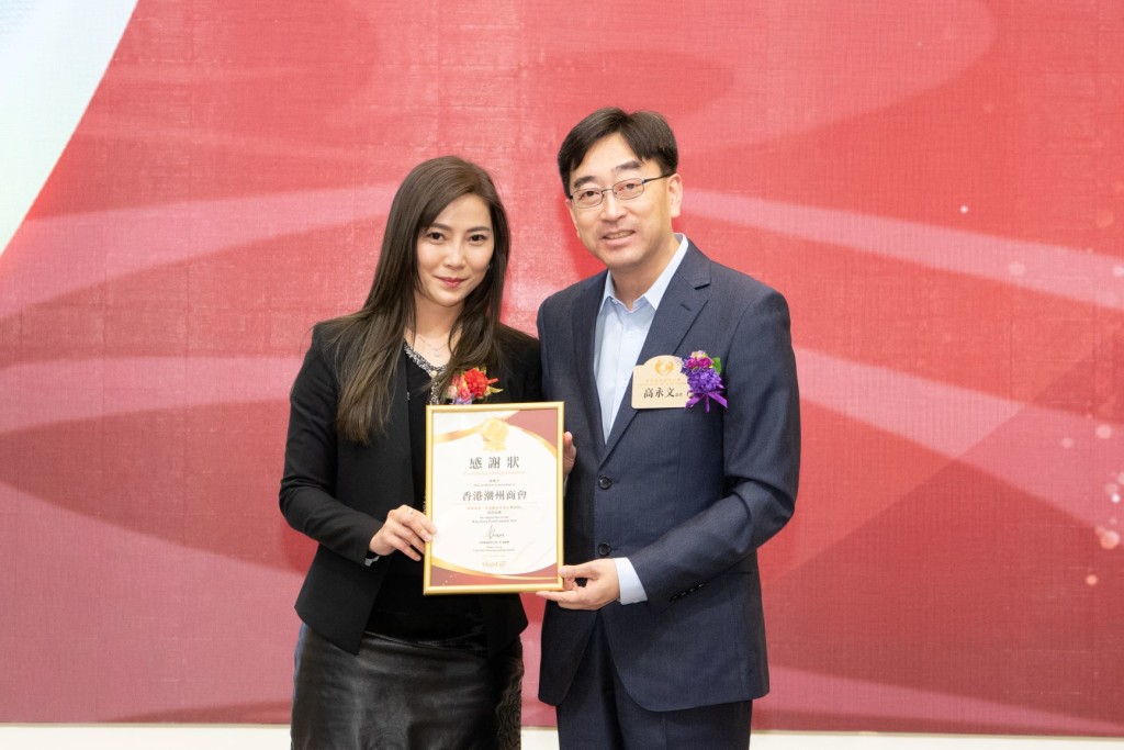本會榮譽顧問高永文頒發感謝狀予本會青委副主任林秀鳳s