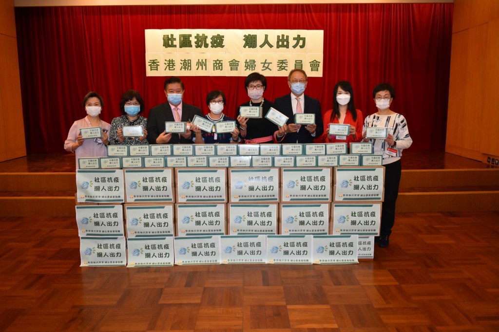 八鄉中心小學黎婉姍校長接受口罩s