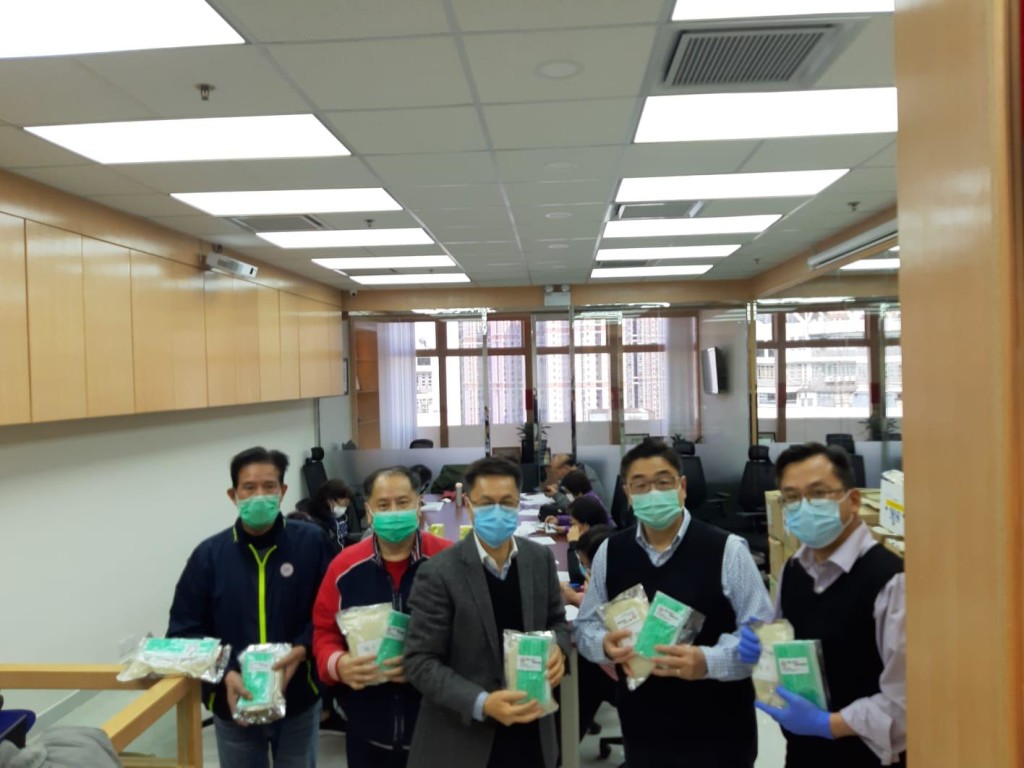 新界潮人總會派發口罩給會員