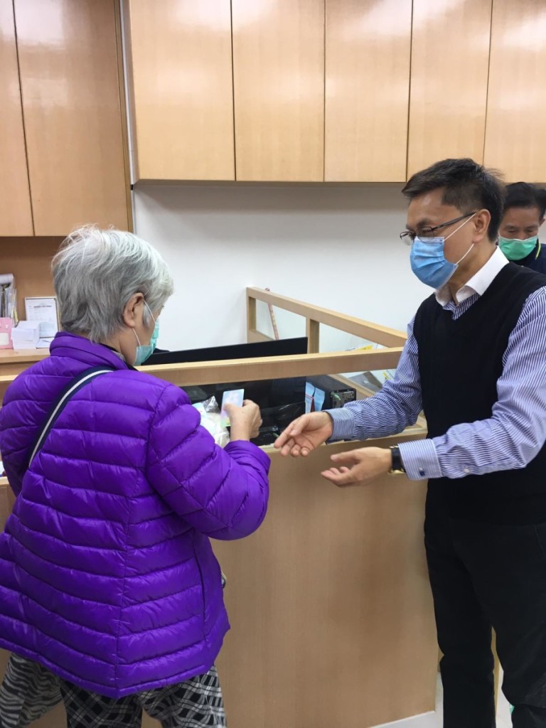 本會常董莊健成派發口罩給長者