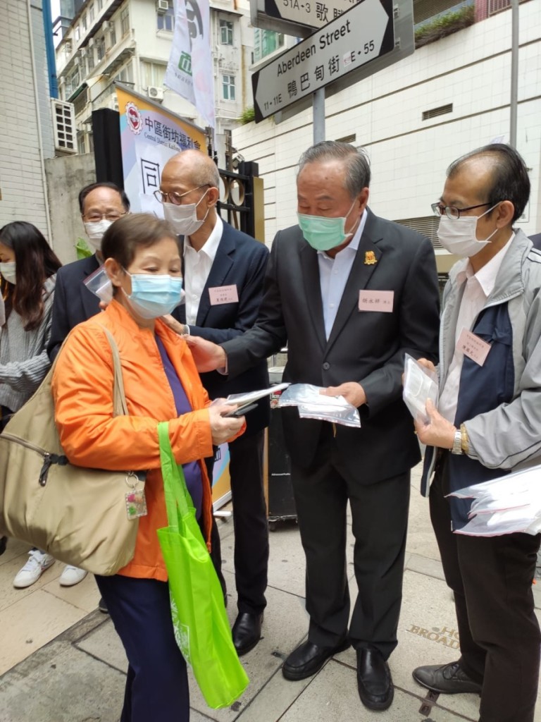 本會會董胡永祥在中區街坊福利會派發防疫用品 (口罩、搓手液)給長者及街坊