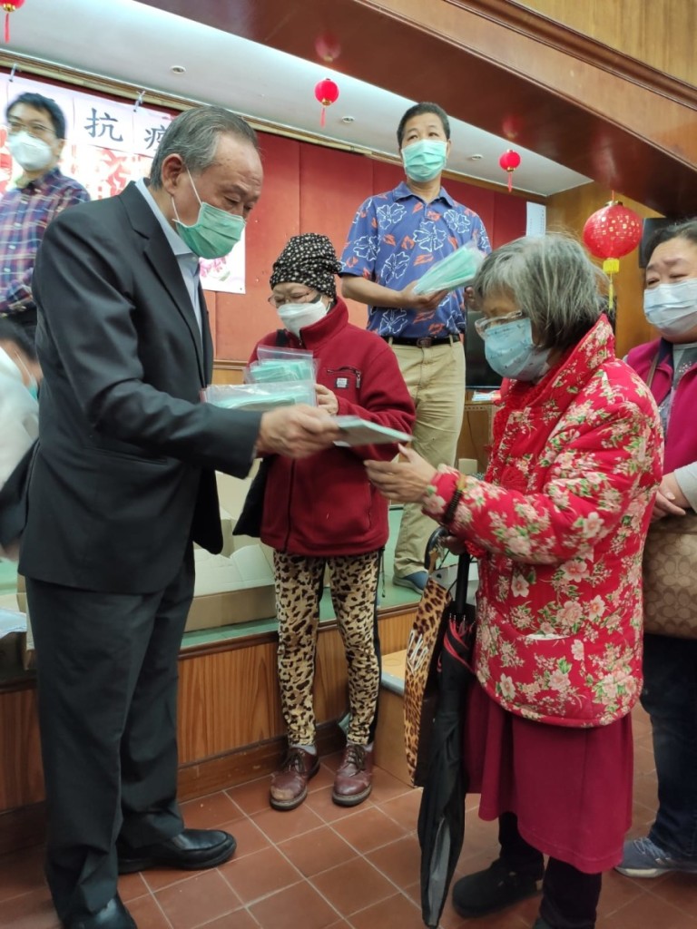 本會會董胡永祥在西環街坊福利會派發防疫用品 (口罩、搓手液)給長者
