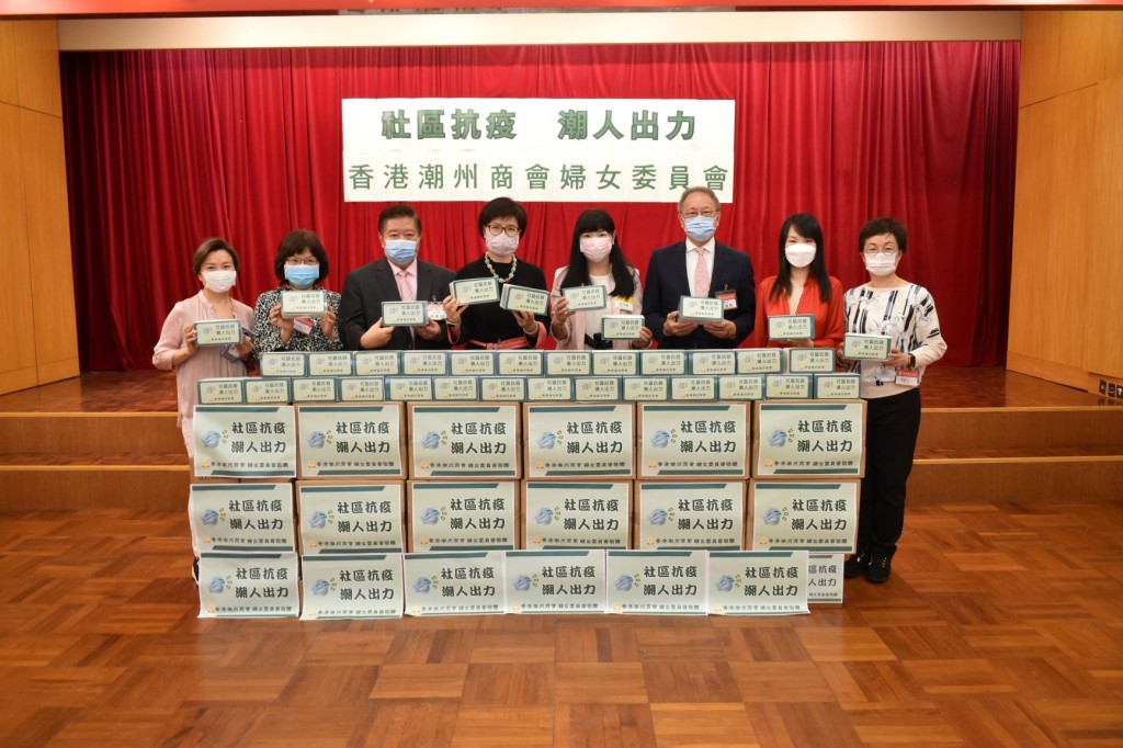 油麻地街坊會學校張漪薇校長接受口罩s