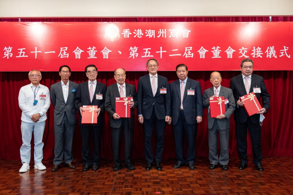 第51屆正副會長向資深會長致送第51屆會董會紀念特刊。左起：鄭敬凱、陳智文、許學之、陳偉南、林宣亮、黃書銳、蔡衍濤、陳幼南
