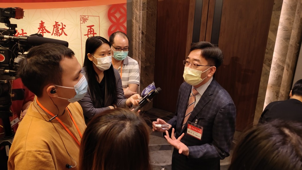 全國政協委員兼本會榮譽顧問高永文接受媒體訪問