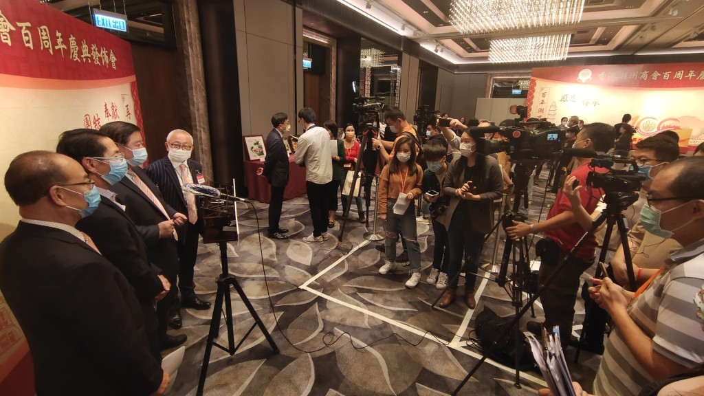 現場多間媒體就百周年慶典活動向本會會長作提問
