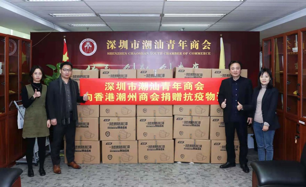 本會副秘書長詹培勛（左2），深圳潮汕青年商會秘書長黃堅泰（右2）及副秘書長鄭娟（右1）