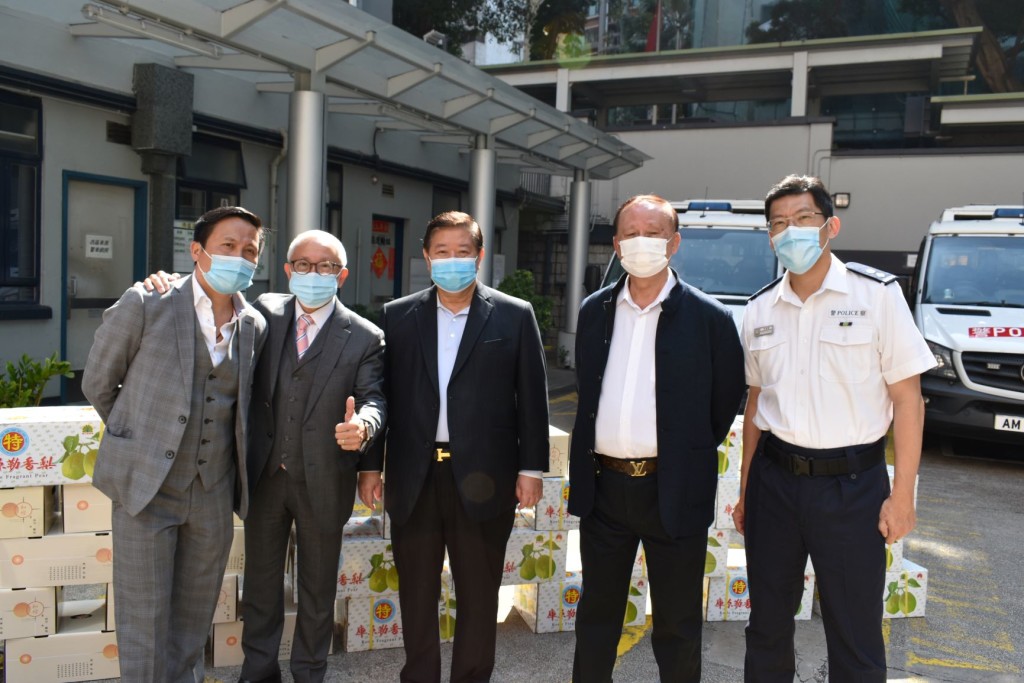 左起：助理警民關係主任陳偉文、副會長鄭敬凱、會長黃書銳、常董吳哲歆、副指揮官梁國榮s