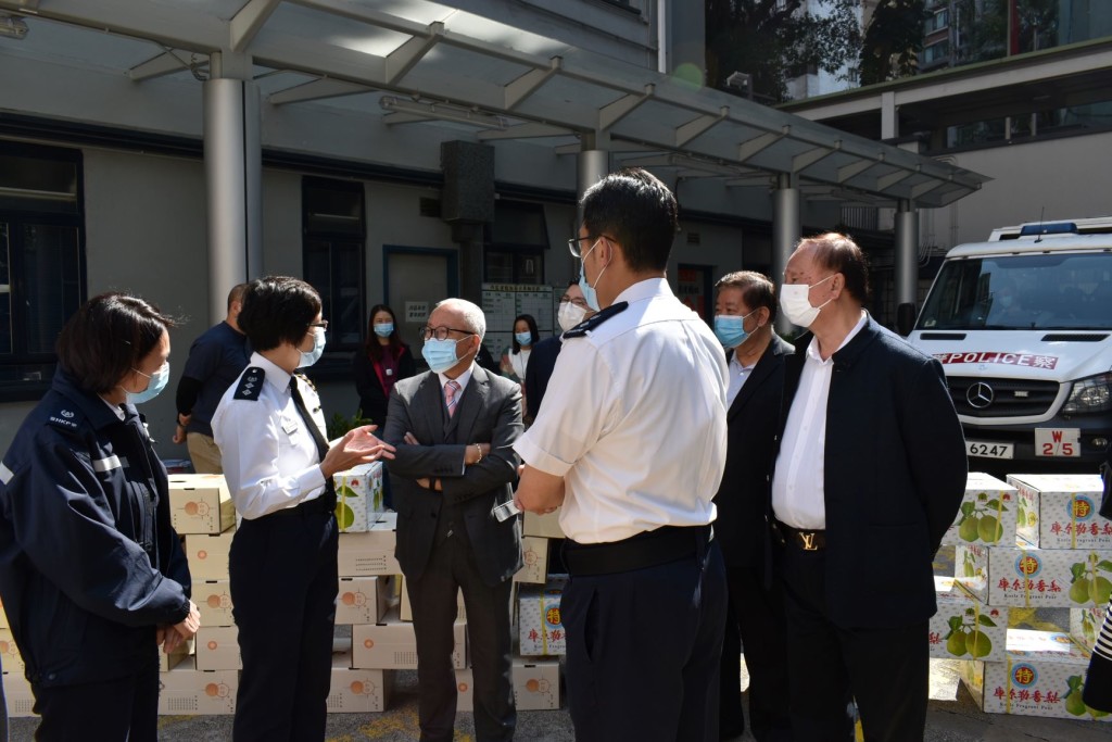 西區警區總指揮官黃少卿（左二）與本會首長親切交談。s
