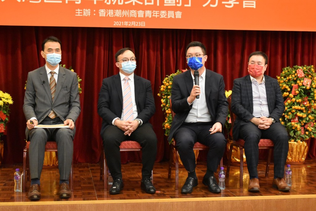 何啟明副局長為本會成員講解就業計劃s