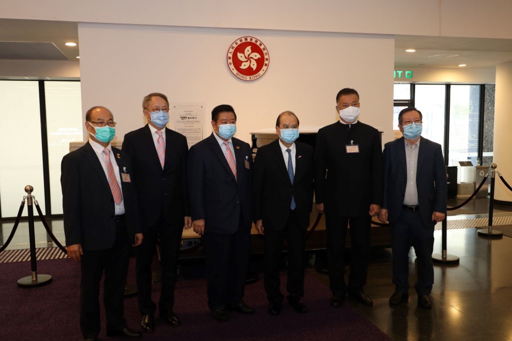 左起：本會副會長陳強、永遠名譽會長林宣亮、會長黃書銳、政務司司長張建宗、香港潮屬社團總會主席陳振彬、常務會董馬介欽s