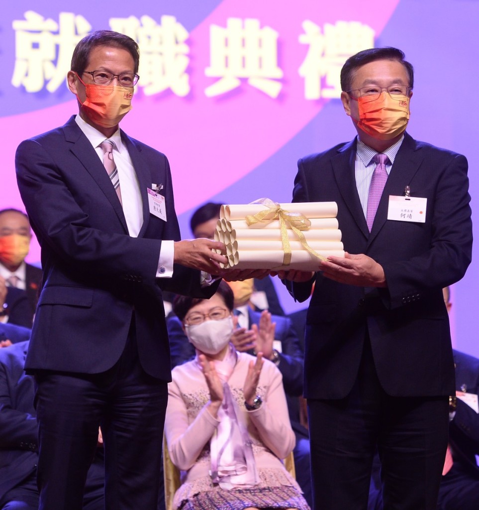 中聯辦副主任何靖頒發常務會董證書，由唐大威常務會董代表接受。 (2)