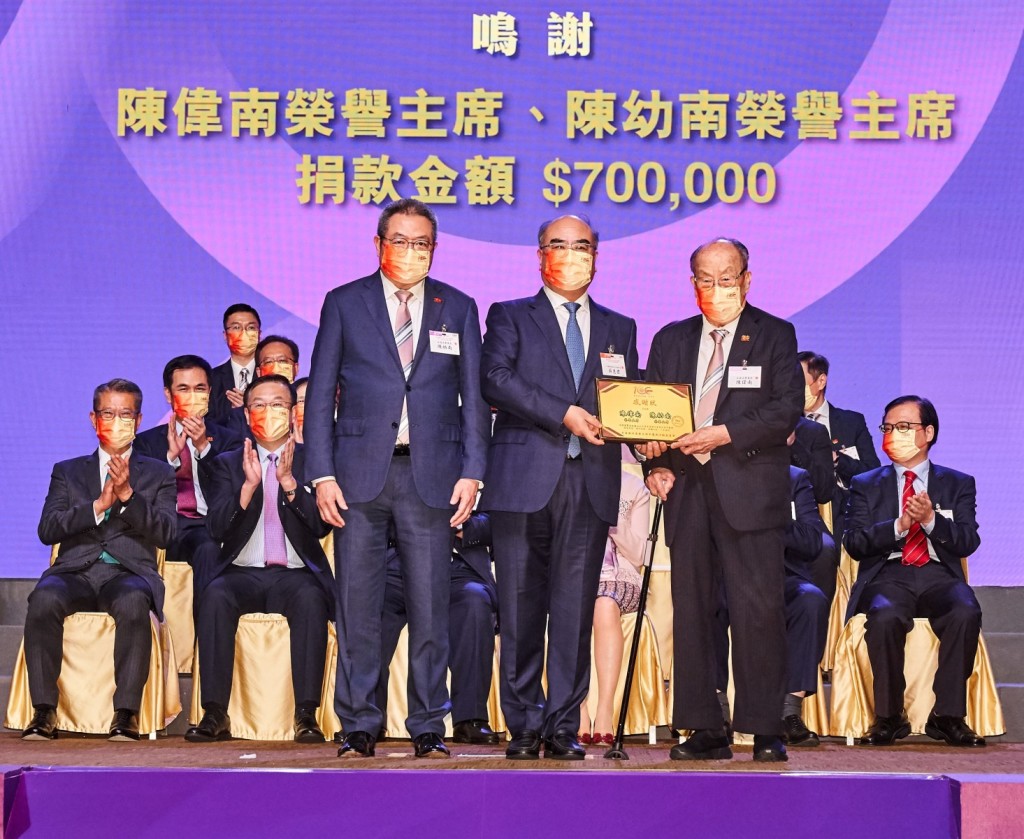 中聯辦港島工作部薛惠君部長頒發感謝狀予本會百周年慶典委員會陳偉南榮譽主席、陳幼南榮譽主席