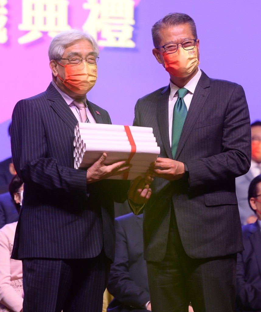 財政司陳茂波司長頒發會董證書，由馬照祥會董代表接受。 (2)