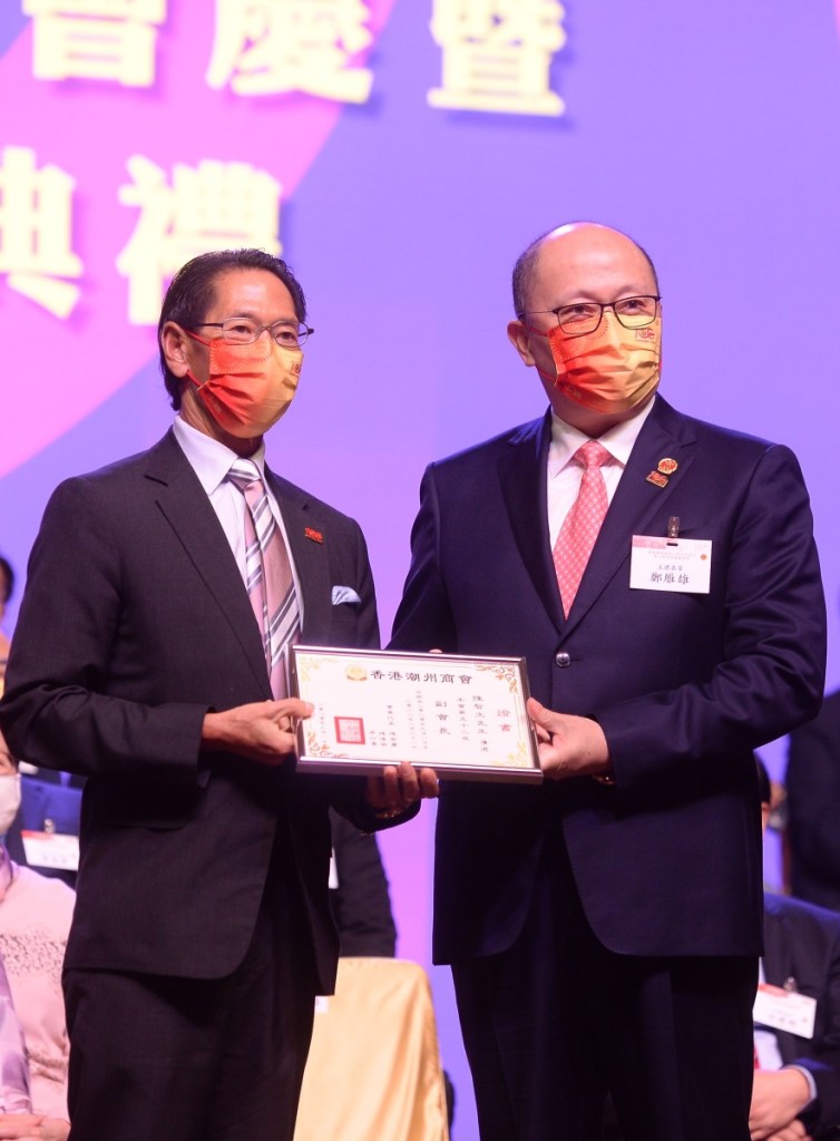 駐港國家安全公署鄭雁雄署長向陳智文副會長頒發副會長證書 (2)