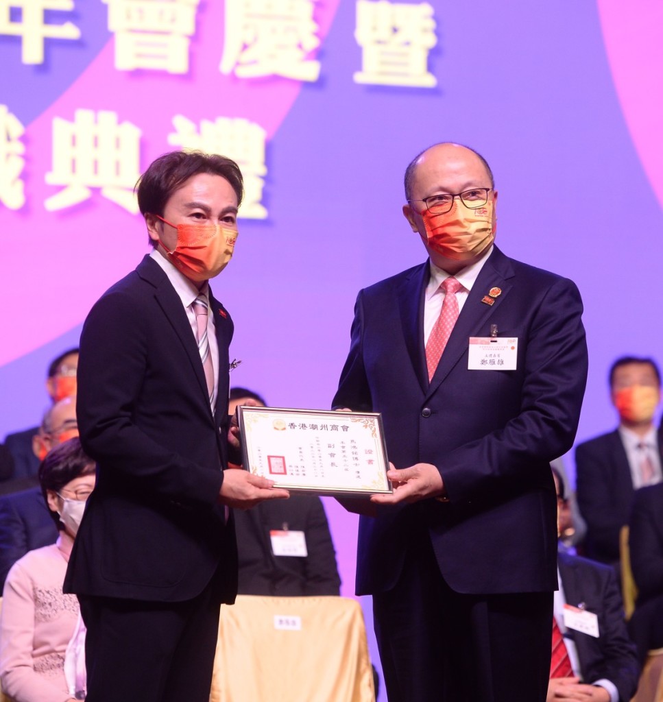 駐港國家安全公署鄭雁雄署長向馬鴻銘副會長頒發副會長證書 (2)