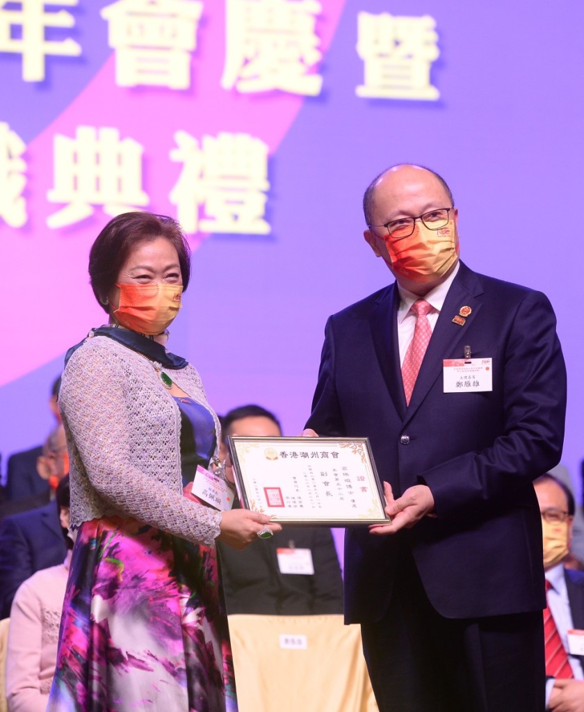 駐港國家安全公署鄭雁雄署長向高佩璇副會長頒發副會長證書 (2)