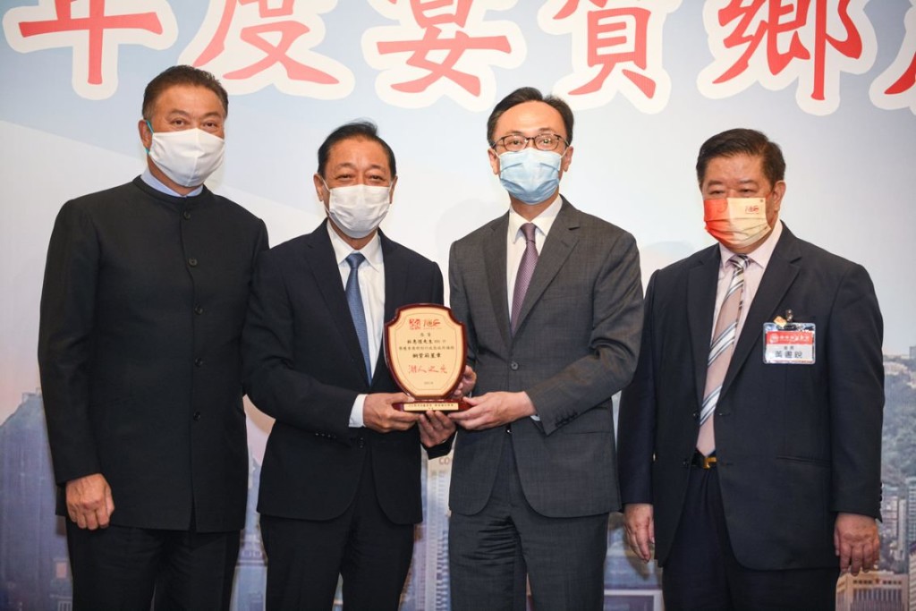 12 陳振彬主席、黃書銳會長陪同公務員事務局聶德權局長頒發賀狀予榮獲銅紫荊星章的杜惠愷先生