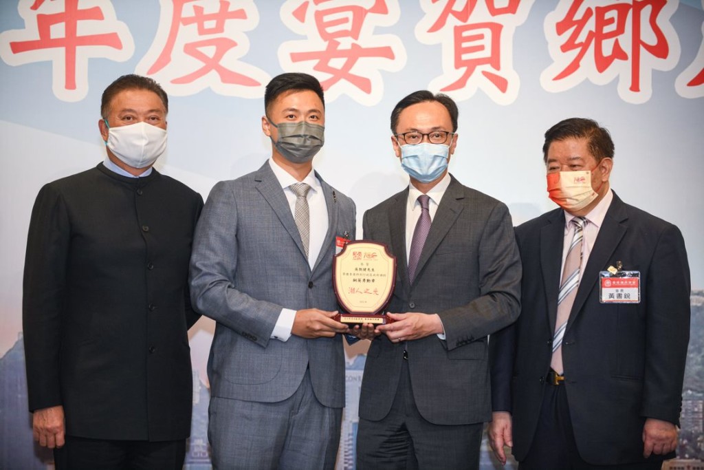 14 陳振彬主席、黃書銳會長陪同公務員事務局聶德權局長頒發賀狀予榮獲銅英勇勳章的吳凱健先生