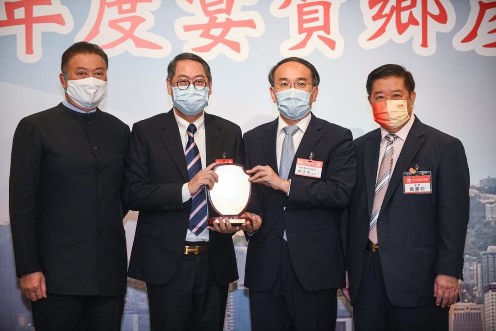 15 陳振彬主席、黃書銳會長陪同財經事務及庫務局許正宇局長頒發賀狀予榮獲榮譽勳章的張敬川先生