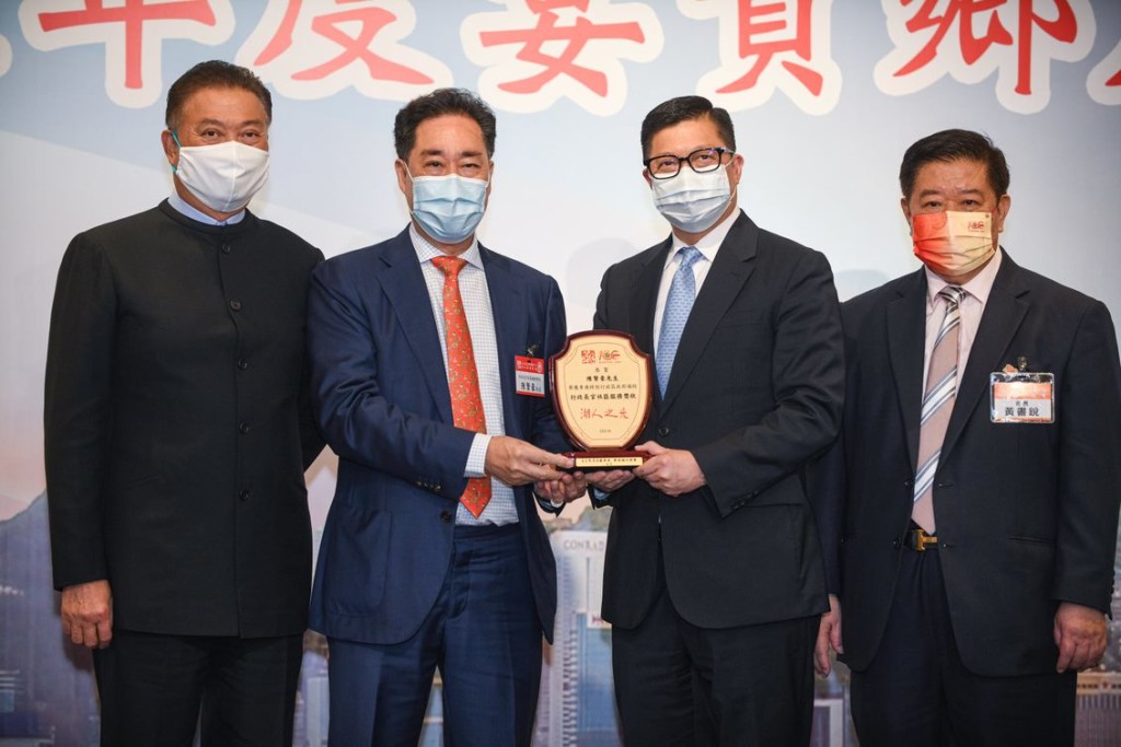 19 陳振彬主席、黃書銳會長陪同保安局鄧炳強局長頒發賀狀予榮獲行政長官社區服務獎狀的陳賢豪先生