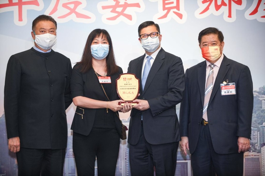 20 陳振彬主席、黃書銳會長陪同保安局鄧炳強局長頒發賀狀予榮獲行政長官社區服務獎狀的吳靜玲女士