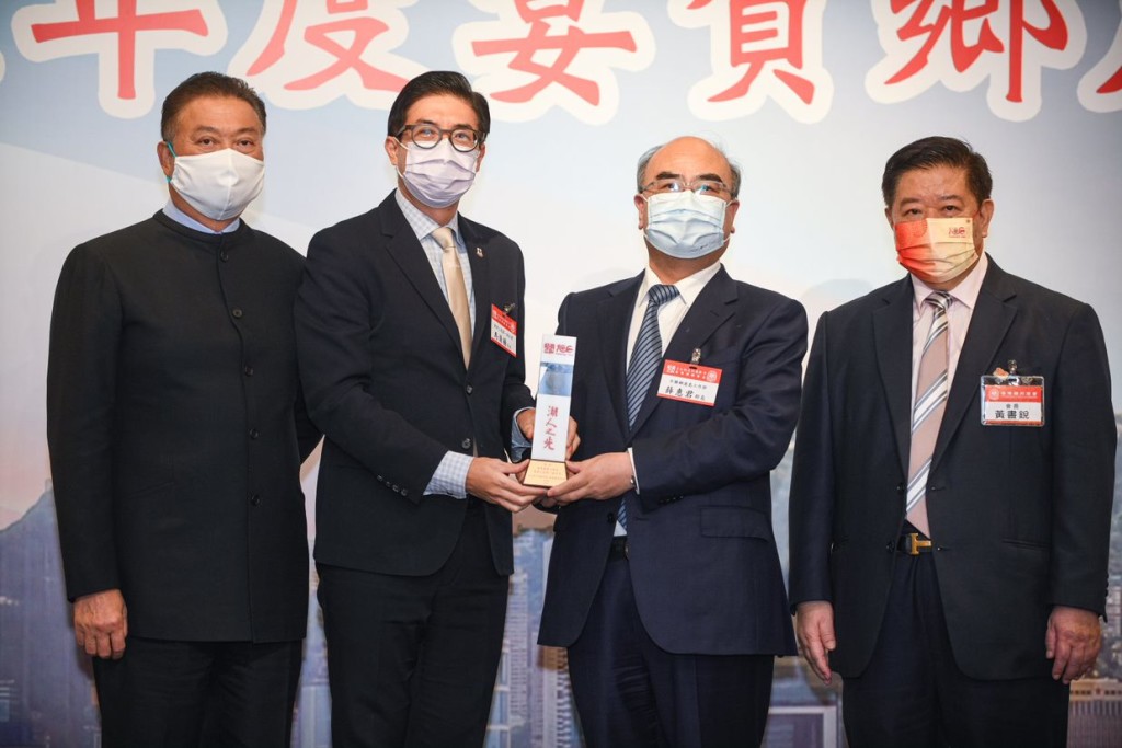 22 陳振彬主席、黃書銳會長陪同中聯辦港島工作部薛惠君部長頒發賀狀予東華三院馬清揚第一副主席